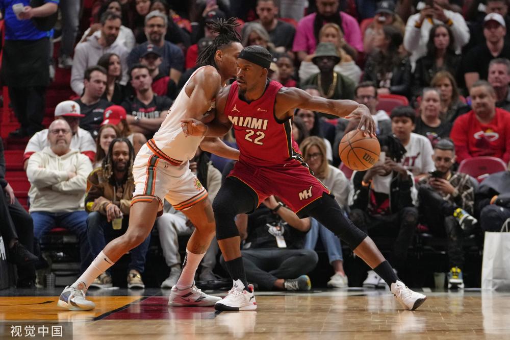 40岁C罗恐怖身体：悬在空中，对手看傻了！3脚射门2个进球+斩MVP.